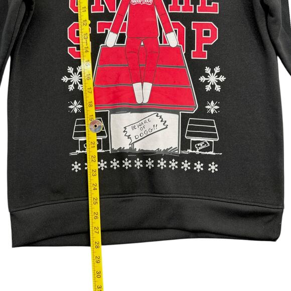 Dogg Supply Black Graphic Print Snoop On The Stoop Snowflakes Sweatshirt Small - Picture 7 of 8
